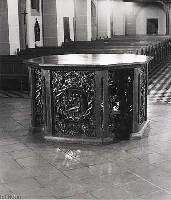 Achteckiger Altar
